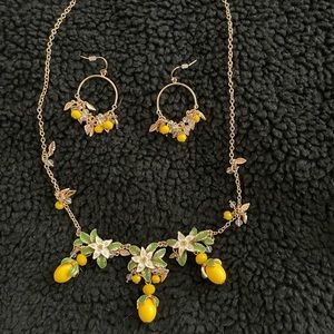 Spring time sunrise beautiful necklace‎ set. Pre-owned great collection